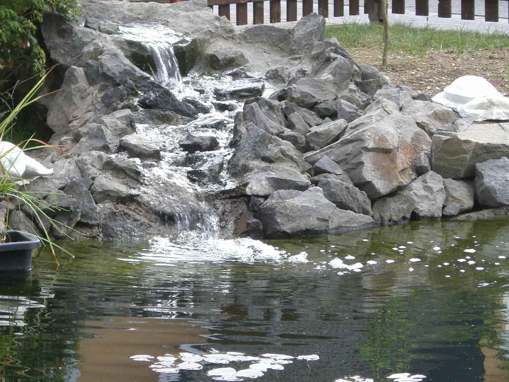 Wasserfall-Basaltsteine