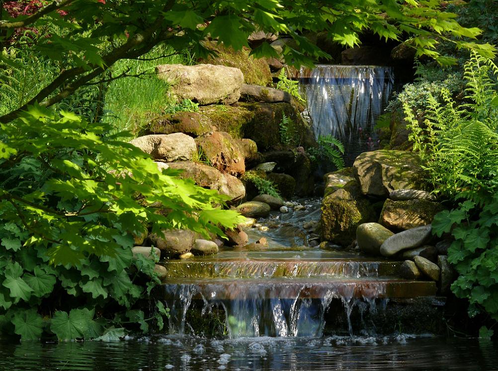 Wasserfall aus Sandsteinhoele