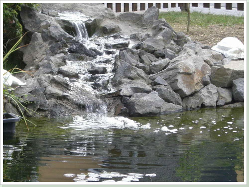 Wasserfall mit Natursteine